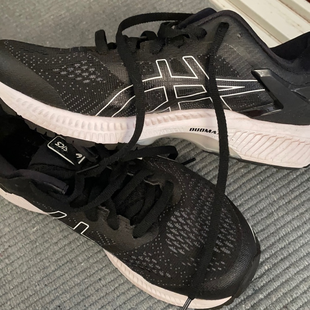 GREAT CONDITION BLACK ASICS SHOES